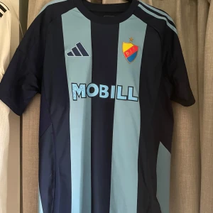 Djurgården fotbollströja - Djurgården fotbollströja från denna säsong med Gulliksen #16 på ryggen! Fint skick