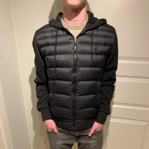 Ralph Lauren | Cardigan - Säljer denna eftertraktade Raffe Cardigan! | Den är i fint skick utan skador, finns nått litet tecken på användning som knappaat märks av! | Storlek M. | Ställ gärna frågor innan du köper!