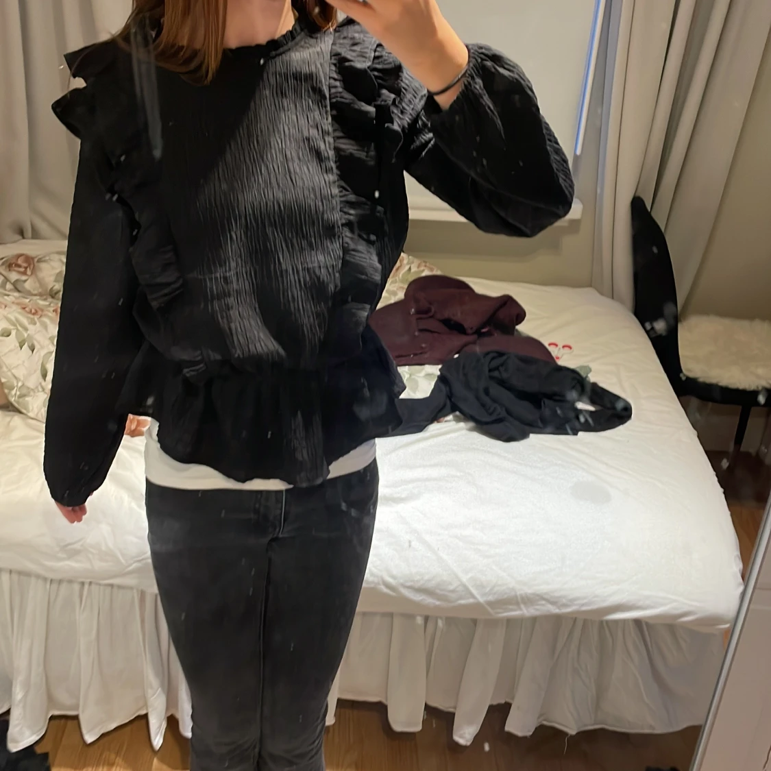 Svart blus med volangdetaljer