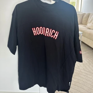 Hoodrich  - Hoodrich t shirt från JDsports köpt förra året använd under sommaren 2023 inga defekter!💓