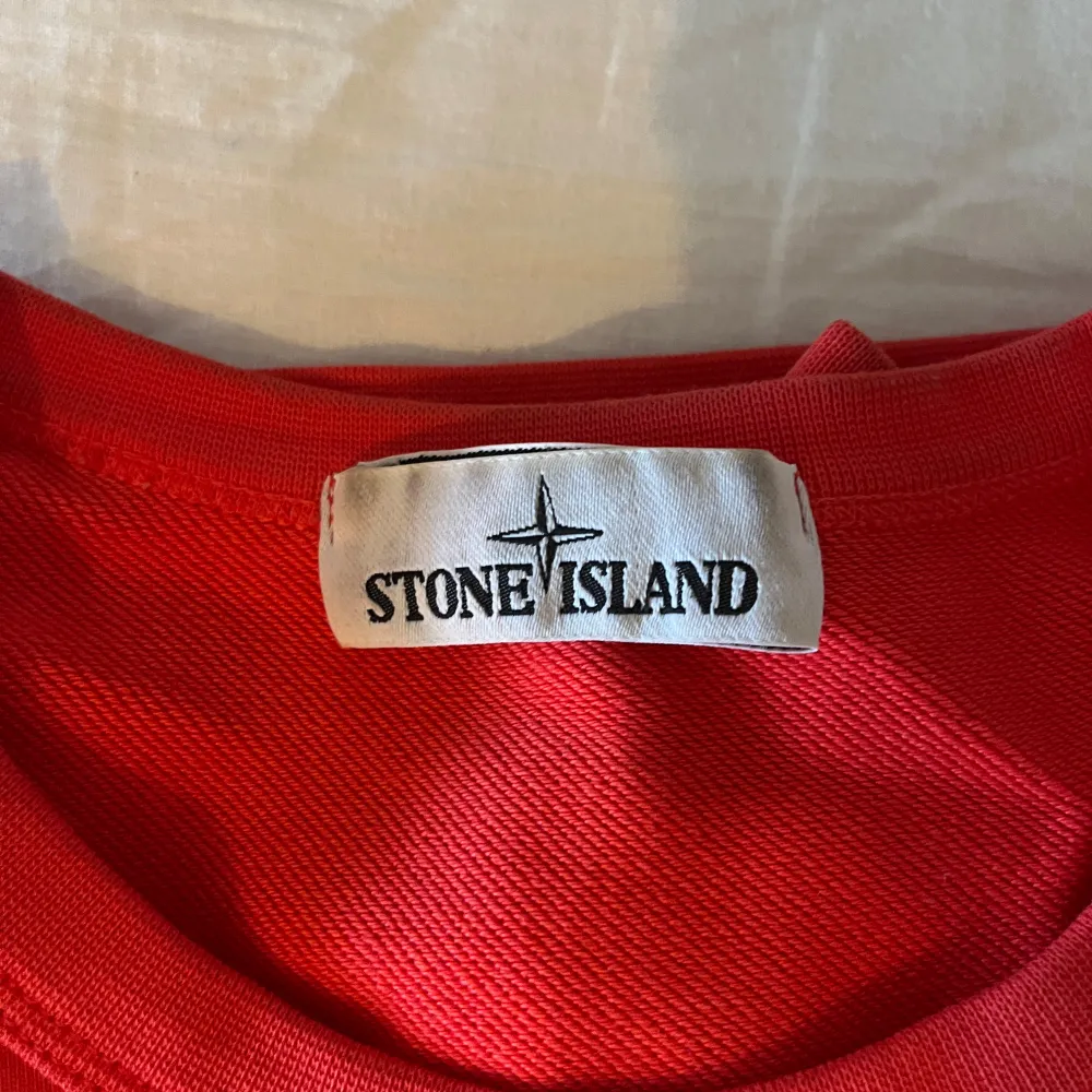 Korall färgad Stone Island sweatshirt i storlek M.  Inköpt i butik så endast jag som har ägt den. Använd ca 5 gånger.  Nypris 2000kr  Säljs då jag inte längre använder den.. Tröjor & Koftor.