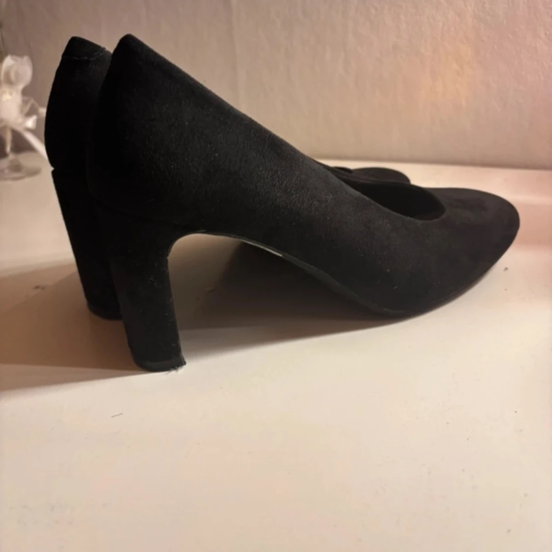 Svarta mockapumps med klack - 90