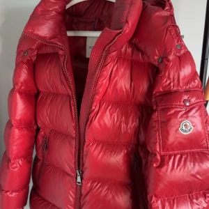 Moncler 2021 årsmodell Jacka herr - MONCLER FUSTET GIUBBOTTO 2021 årsmodell!  Storlek: 5 (Liten i storlek, passar L)  Skick: 9/10 Otroligt fin, bör ses i verkligheten. Nypris idag ~ 18000kr Mitt pris: 7900kr  Frakt: (Hemlevererat spårbart)📦  OG: Digitalt kvitto och Moncler skyddspåse