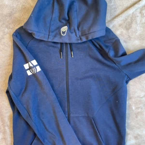 Riktigt het Sailracing hoodie limited edition - Har använts varsamt och har laga dragskedjan en gång. Strl small