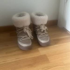 Inuikii skor - 1 år gamla inuikiis, väldigt bra skick säljer för att dom är för små jag hade dom förra vintern och men kan 100% ha dom ett år  till 🥰😊dom är även impregnerade❤️