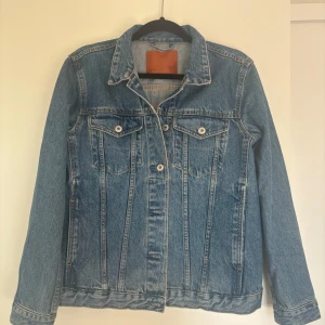 Jeansjacka - Oanvänd jeansjacka i strl. s från Lager157. 