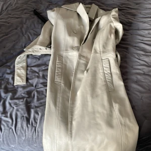 Läderkappa -  Lång läder kappa. Vill bort med den 