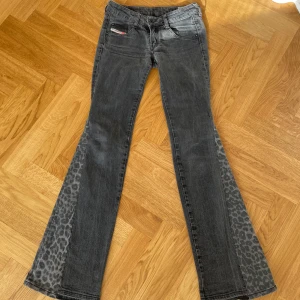 Diesel jeans - Supersnygga diesel jeans som jag sytt om till bootcut med ett par leopardjeans 💕Jättebra skick! Skriv om ni vill ha bild på❣️Midjemått: 35 cm tvärs över (70 cm omkrets). Innerbenslängd: 84 cm. 