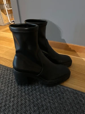 Boots från Stradivarius  - Boots från Stradivarius. Superbekväma och använda få antal gånger.