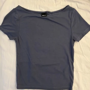 T-shirt från Gina Tricot - Blå/grå T-shirt från Gina Tricot i storlek XS. Den är ifrån soft touch linjen och är i väldigt skönt material🥰