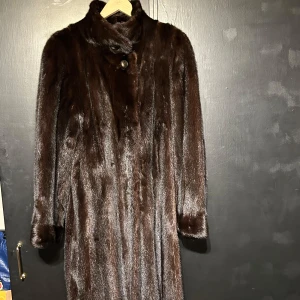 Saga mink Pälskappa  - Säljer en jättefin Pälskappa från saga mink storlek m/L. Inga tecken på användning