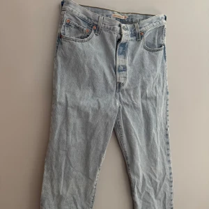 Levi’s Ribcage straight ankle  - Snygga jeans från Levi’s som tyvärr inte passar längre. Hund finns i hemmet