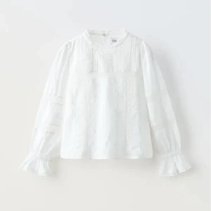 Vit blus - Jätte fin blus från Zara, jag har aldrig använt men är dock tvättad en gång 🩷, ny pris 379kr och de är storlek 164 men passar xxs och xs🩷