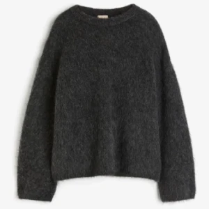 Grå mohairtröja HM - Grå mohairtröja H&M Strl XS Nypris 599kr  Säljer för 450kr 