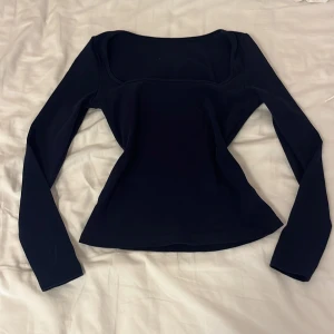 Mörkblå Långarmad Tröja - En mörkblå tröja i storlek S. Den är i bra skick men är lite stor i ringningen. Skriv privat för fler bilder om behövs❤️