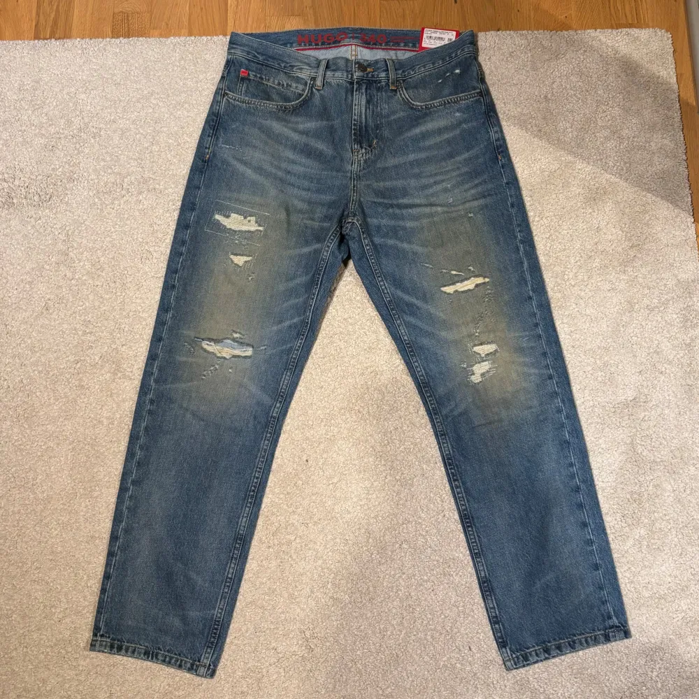 Tjena, säljer ett par helt nya Hugo Boss jeans med slitage och hål. Nypris 1599 kr! Storlek W31, L34. Sitter mer som 32 i längden då de var för korta för mig! Det är bara att höra av er vid intresse! . Jeans & Byxor.