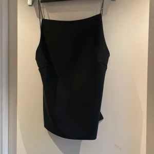 Svart topp - En fest topp som är öppen i ryggen, väldigt snygg. Köpt för ett tag sedan men endast använd en gång.💞