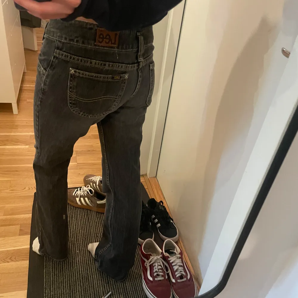 Mörkgrå utsvängda jeans, lite mer av en ”baggy” modell men frf utsvängda. Cool tvätt och mer unika! Passar mig som är 165 och vanligtvis bär xs-s! Storlek 27/34. Jeans & Byxor.