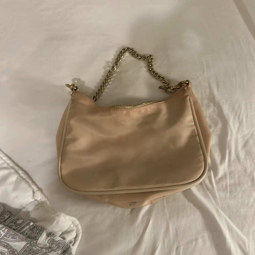 Fin beige väska, andvänd några gånger lite smutsig men inget som syns så mycket. Laukut & Käsilaukut.