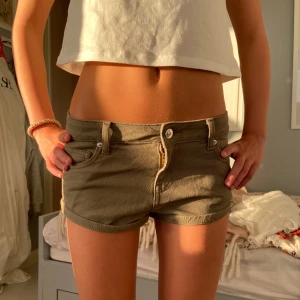 Shorts - Jättecoola gröna lågmidjade shorts🫶 midjemåttet rakt över är 36cm så runt om är det 72cm💗