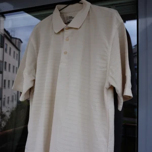 Tröja - Kragad tröja från PGA. XL. Sitter lätt oversize på mig som är 180cm. Inte mycket använd. Kolla gärna profilen. Säljer gärna flera plagg samtidigt. Frakt tillkommer. 