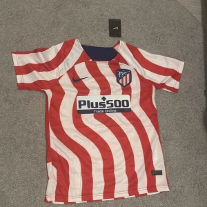 Röd och vit randig fotbollströja från Nike - Säljer en Atletico Madrid fotbollströja. Helt ny. Den är äkta. Pris kan diskuteras privat.