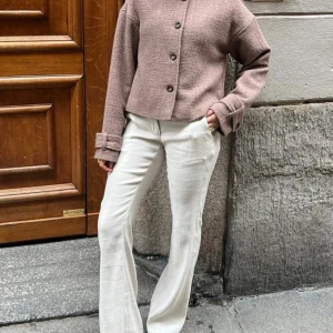 Linne byxor beige - Säljer dessa linnebyxor i storlek 36. Orginalpris 499kr mitt pris 250kr. Har använt dessa 3-4 gånger så det är i mycket bra skick💕💕(pris kan diskuteras)