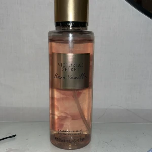 Victoria’s Secret bare vanilla - Säljer en nästan helt oanvänd mist från Victoria’s Secret då den inte kommer till användning. Jättegod doft! Kom privat om du har frågor ❤️
