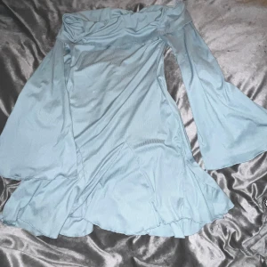 Klänning - Gullig klänning från shein, använt en gång. Den är ljusblå och off-shoulder, ärmarna är utsvängda längst ut.