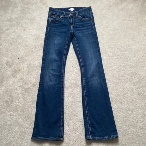 Bootcut jeans - Säljer dessa Bootcut jeans! Dom är i superbra skick och köptes för 359kr och säljer för 250kr eftersom dom knappt använts💕💕
