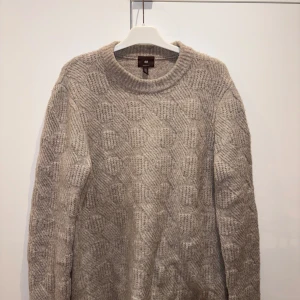 Stickad tröja  - Säljer min stickade tröja från HM för att jag inte använder den längre. Skriv om du undrar något.