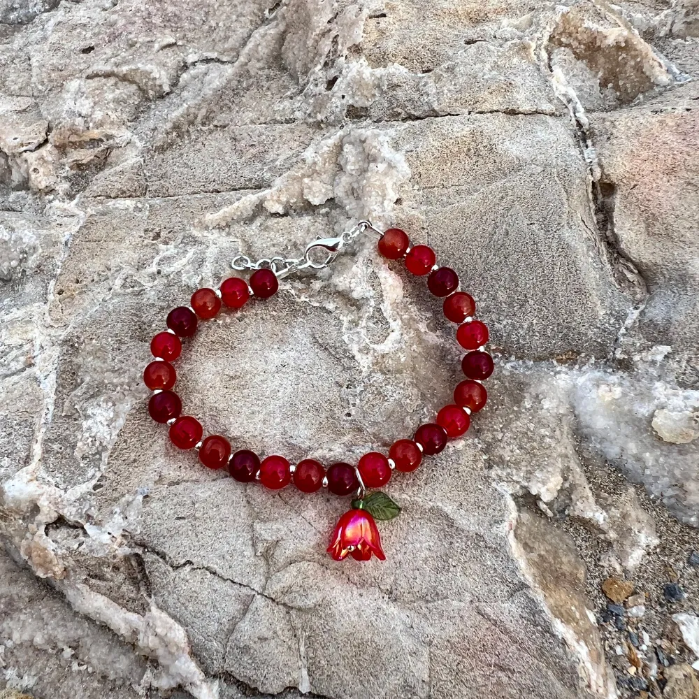 Jag gör handgjorda smycken som jag även säljer på Etsy. Om du vill handla via min Etsy shop istället för här bjuder jag på frakten🥰 Skicka meddelande för länk till sidan❤️. Asusteet.
