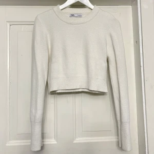 Vit croppad tröja från Zara - Säljer en vit kortare tröja från Zara. Den är i nyskick och är i storlek M men passar även de i storlek XS/S då den inte är så stor.