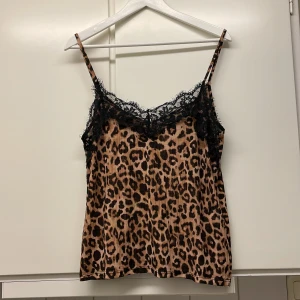 Leopard linne - Snyggt trendigt leopard linne med spets! Knappt använt!☺️