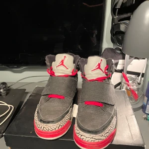 Jordan Son of  - Jordan Son of -Gott skick använda 7-10 ggr -Strl 42,5 -Låda tillkommer