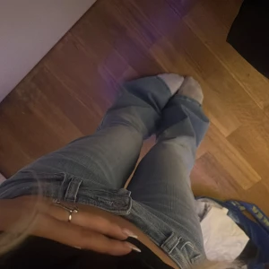 lowwaist jeans ❣️ - säljer dessa sjukt snygga ljusa hollister jeans!💕 dem är låga i midjan och jätte sköna, säljer dem då de aldrig kommer till användning❣️ skriv om du har frågor eller vill ha fler bilder osv!💘