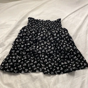 Blommig kjol - Köptes förra året#blommor#blommigkjol#kjol