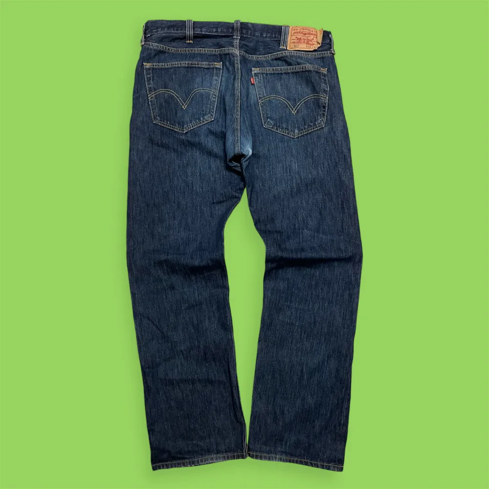 Säljer ett par klassiska Levi's 501 jeans i mörkblå denim. De har en rak passform och är tillverkade i 100% bomull. Perfekta för både vardag och fest! 🕺strl w38 L32! Mitt pris 399, fråga/hör av dig om du undrar något! Finns fler bilder!!👖. Jeans & Byxor.