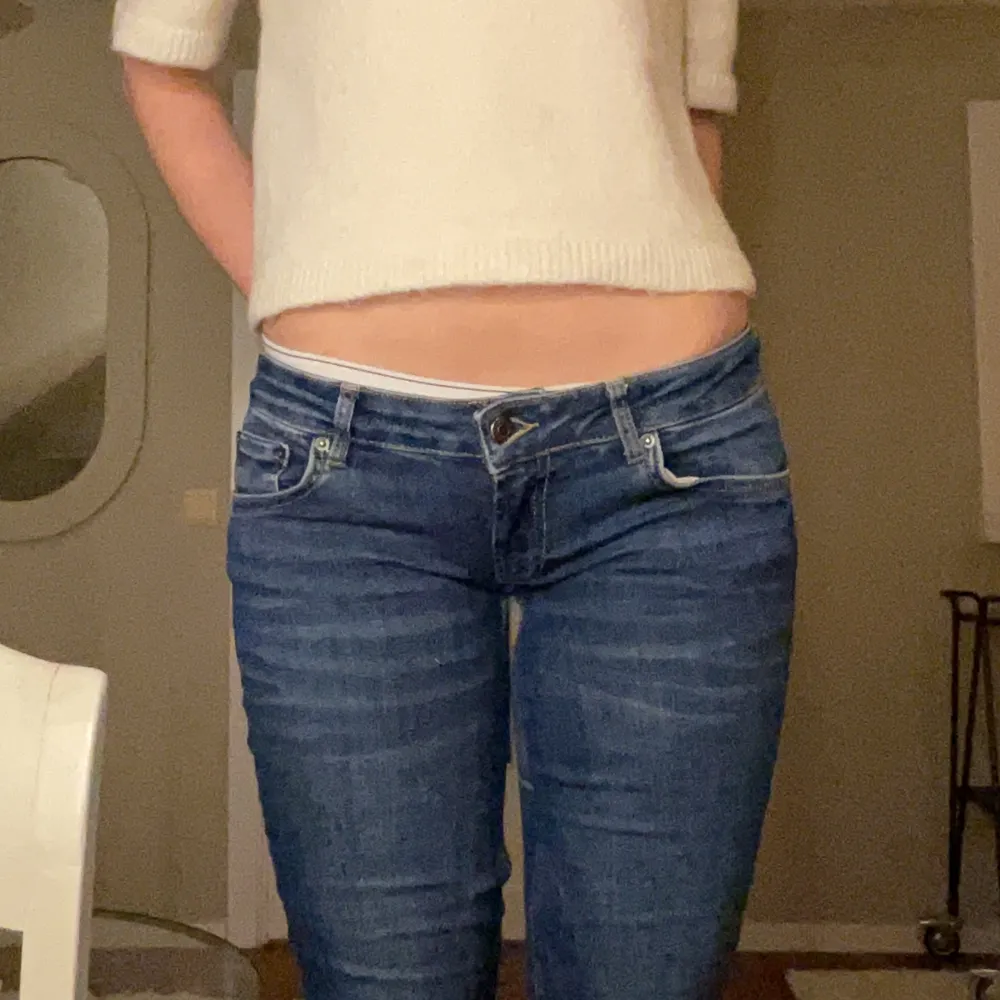 Säljer ett par snygga mörkblå jeans i bra skick. De är lågmidjade och har en tight passform som framhäver figuren. Perfekta för både vardag och fest! 🥳 jag har sytt ner dom men inget man lägger märke till❣️. Jeans & Byxor.