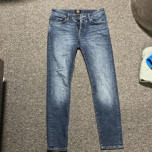 Blå jeans från Neuw (Model Iggy skinny) - Säljer ett par snygga mörk blå skinny jeans från Neuw i storlek 29/30. De har en slim/skinny fit bekväm passform. Nypris är 1400. Perfekta för både vardag och fest! 🕺
