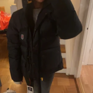 Fjällräven i svart storlek M - Jag köpte min fjällräven jacka förra året (7000kr) men den kommer ej till stor användning, har endast använt den en vinter. Det finns INGA skador på jackan den är i nytt skick!PRISET KAN DISKUTERAS. Vid intresse dm mig (Tryck ej på köp direkt )💋skickar så klart mer bilder om de behövs, står ej för frakt
