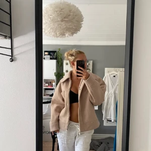 Beige kappa - Mysig kort kappa från NAKD. Använd och lite nopprig men annars i väldigt fint skick🤍Skriv för fler bilder! 
