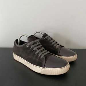 Lanvin skor - Tja! Säljer nu dessa snygga lanvins i en grå,brun färg! Skorna är i storlek uk9/43,44! Skorna är i bra skick! Inget og medföljer! Skriv vid frågor eller bilder!