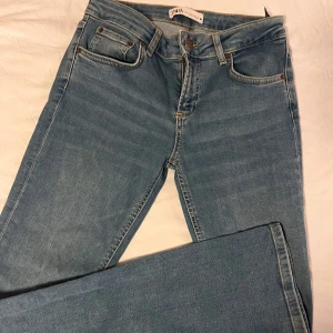 Zara jeans  - Bootcut jeans från Zara, low waist🥰 Stl 36!