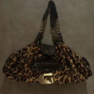 Leopard väska  - Säljer en supercool leopardmönstrad axelväska med snygga kedjedetaljer framtill. Den är super fint skick och knappt använd.  Väskan har flera fack både på sidorna och något i den med. Kom privat fler fler frågor🩷🫰. 