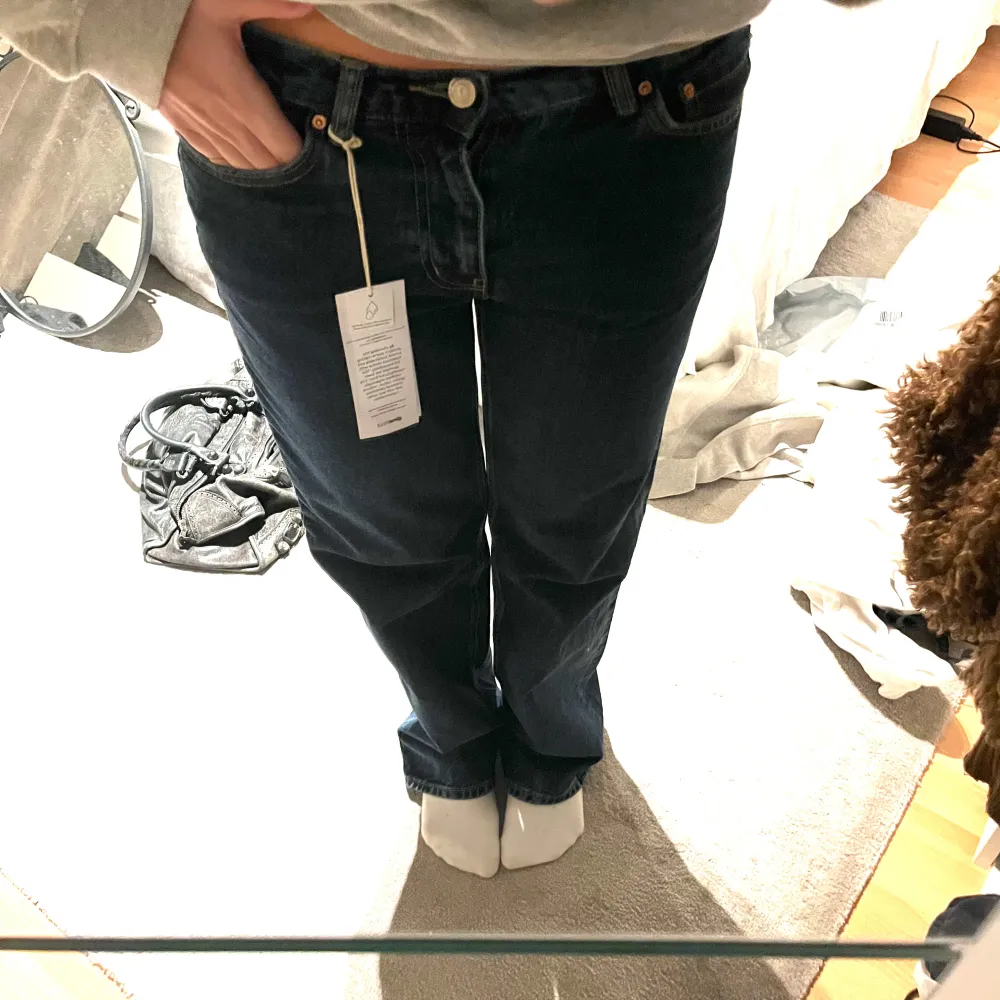 Säljer ett par superfina mörkblå low straight jeans i nyskick! Endast testade en gång, nypris 499kr. . Jeans & Byxor.