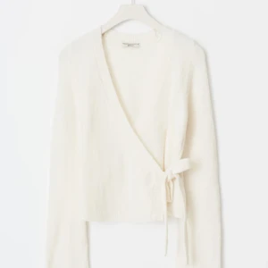 Knitted wrap cardigan - Superfin knitted wrap cardigan från gina tricot helt ny och oanvänd med prislapp! Nästan alltid slutsåld och är i storlek S💕pris kan diskuteras 