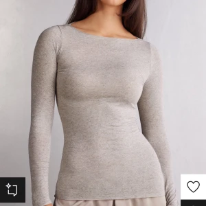 Beige långärmad topp - Säljer en stilren och bekväm beige långärmad topp i kashmir från Intimissimi. Inte lika genomskinlig som de andra tröjorna, men skit snygg och passar till både vintern och somaren.
