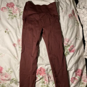 Bruna leggings med scrunch - Säljer bruna leggings med hög midja och scrunch där bak. Perfekta för både träning och vardag. Aldrig använd. Det är storlek S men känns mera som XS så tyvärr var dom för små för mig.😊
