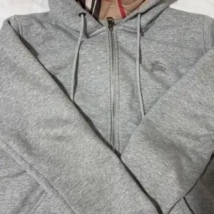 Säljer en snygg grå hoodie från Burberry i storlek S. DM vid intresse (pris går att diskuteras)